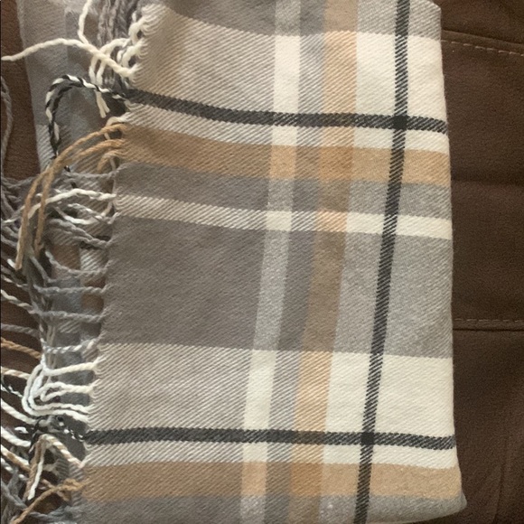 Very soft stylish large wrap scarf 🧣 - Picture 2 of 2